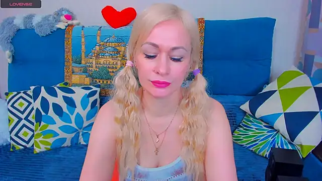 Snapshot of EllenMoore chatting on 01-17-25, 05:42 EllenMoore online show from 01-17-25, 05:42