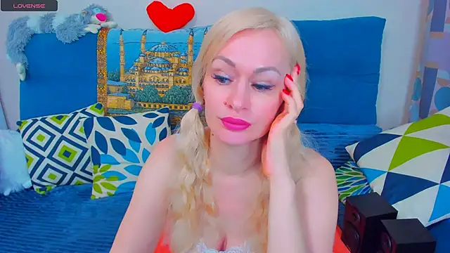 Snapshot of EllenMoore chatting on 02-07-25, 03:55 EllenMoore online show from 02-07-25, 03:55