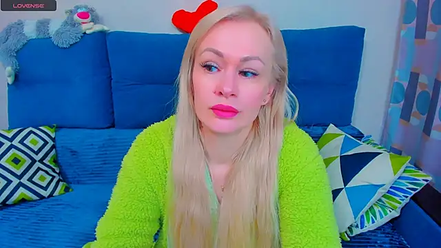 Snapshot of EllenMoore chatting on 02-08-25, 02:26 EllenMoore online show from 02-08-25, 02:26