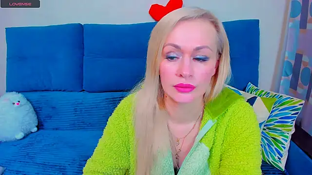 Snapshot of EllenMoore chatting on 03-19-25, 02:05 EllenMoore online show from 03-19-25, 02:05