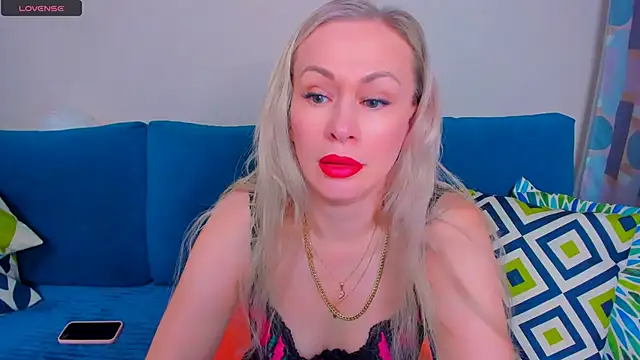 Snapshot of EllenMoore chatting on 09-10-25, 03:06 EllenMoore online show from 09-10-25, 03:06