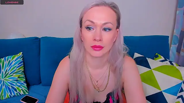 Snapshot of EllenMoore chatting on 09-14-25, 03:05 EllenMoore online show from 09-14-25, 03:05