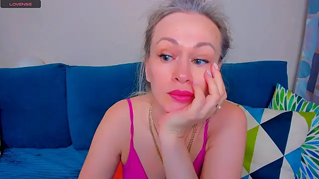 Snapshot of EllenMoore chatting on 09-16-25, 02:23 EllenMoore online show from 09-16-25, 02:23