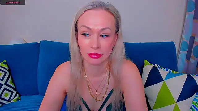 Snapshot of EllenMoore chatting on 09-19-25, 03:08 EllenMoore online show from 09-19-25, 03:08