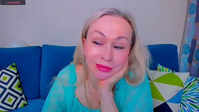 Snapshot of EllenMoore chatting on 09-20-25, 03:07 EllenMoore online show from 09-20-25, 03:07