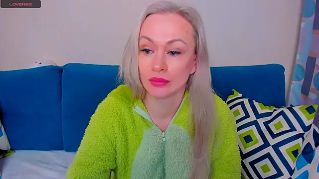 Snapshot of EllenMoore chatting on 09-28-25, 03:01 EllenMoore online show from 09-28-25, 03:01