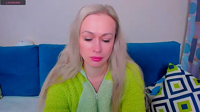 Snapshot of EllenMoore chatting on 09-30-25, 03:00 EllenMoore online show from 09-30-25, 03:00