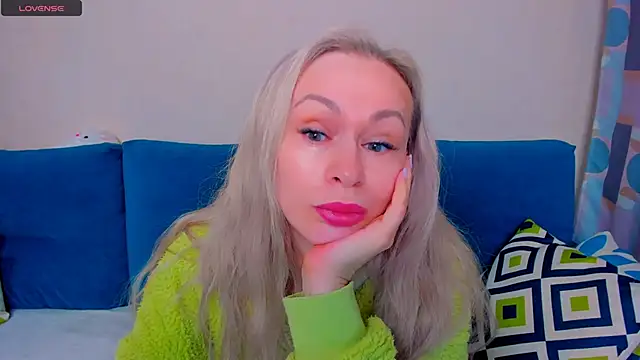 Snapshot of EllenMoore chatting on 10-01-25, 03:01 EllenMoore online show from 10-01-25, 03:01