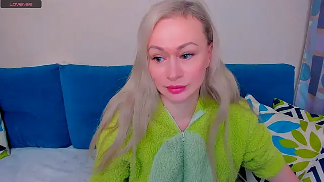 Snapshot of EllenMoore chatting on 10-03-25, 03:03 EllenMoore online show from 10-03-25, 03:03