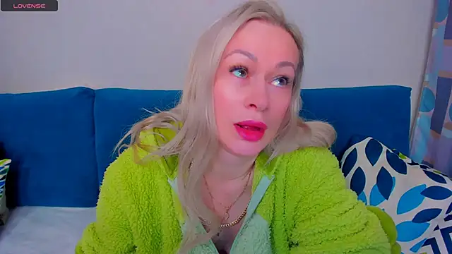 Snapshot of EllenMoore chatting on 10-04-25, 03:04 EllenMoore online show from 10-04-25, 03:04