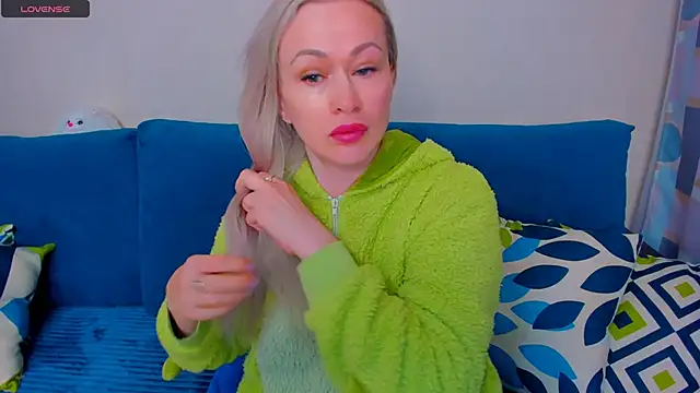 Snapshot of EllenMoore chatting on 10-05-25, 03:27 EllenMoore online show from 10-05-25, 03:27