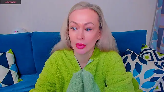 Snapshot of EllenMoore chatting on 10-07-25, 03:04 EllenMoore online show from 10-07-25, 03:04