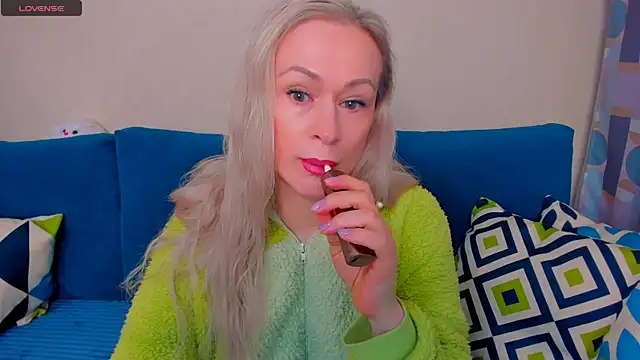 Snapshot of EllenMoore chatting on 10-09-25, 03:04 EllenMoore online show from 10-09-25, 03:04