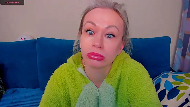 Snapshot of EllenMoore chatting on 10-10-25, 03:05 EllenMoore online show from 10-10-25, 03:05