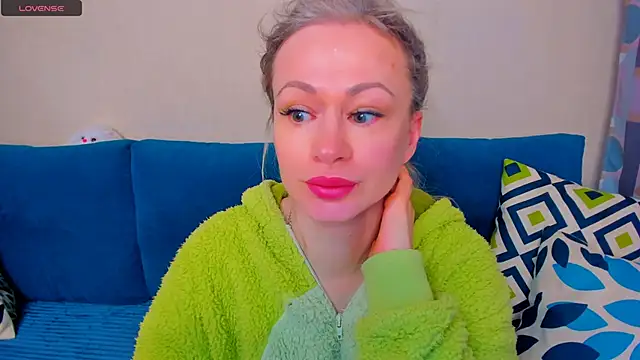 Snapshot of EllenMoore chatting on 10-13-25, 03:06 EllenMoore online show from 10-13-25, 03:06