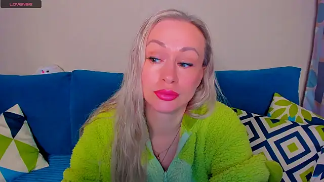 Snapshot of EllenMoore chatting on 10-14-25, 03:07 EllenMoore online show from 10-14-25, 03:07