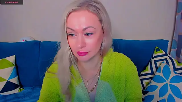 Snapshot of EllenMoore chatting on 10-15-25, 03:06 EllenMoore online show from 10-15-25, 03:06