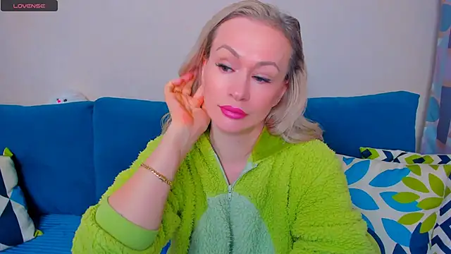 Snapshot of EllenMoore chatting on 10-17-25, 03:10 EllenMoore online show from 10-17-25, 03:10