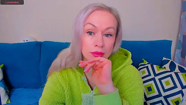 Snapshot of EllenMoore chatting on 10-18-25, 03:09 EllenMoore online show from 10-18-25, 03:09