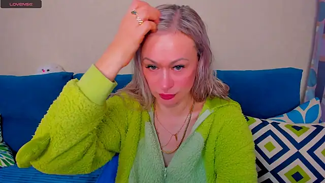 Snapshot of EllenMoore chatting on 10-19-25, 03:07 EllenMoore online show from 10-19-25, 03:07