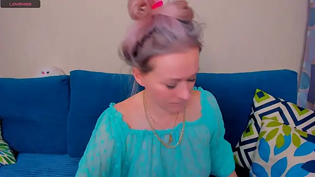 Snapshot of EllenMoore chatting on 10-22-25, 04:24 EllenMoore online show from 10-22-25, 04:24