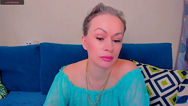 Snapshot of EllenMoore chatting on 10-23-25, 03:06 EllenMoore online show from 10-23-25, 03:06