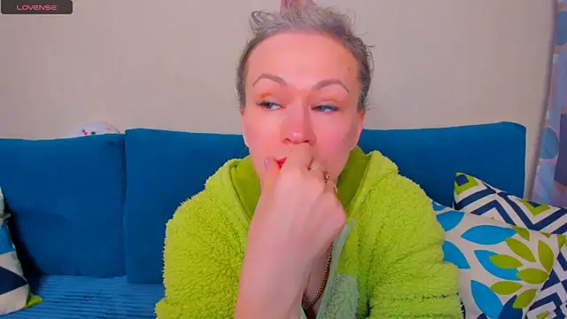 Snapshot of EllenMoore chatting on 10-24-25, 03:03 EllenMoore online show from 10-24-25, 03:03