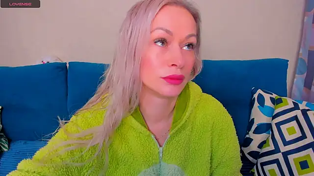 Snapshot of EllenMoore chatting on 10-25-25, 03:03 EllenMoore online show from 10-25-25, 03:03