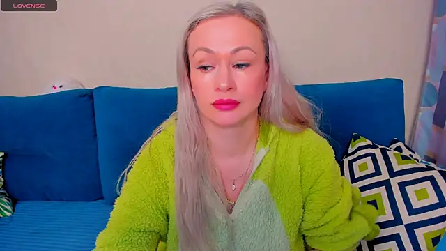 Snapshot of EllenMoore chatting on 10-26-25, 03:12 EllenMoore online show from 10-26-25, 03:12