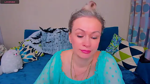 Snapshot of EllenMoore chatting on 10-29-25, 03:09 EllenMoore online show from 10-29-25, 03:09