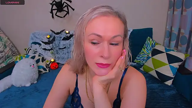 Snapshot of EllenMoore chatting on 10-30-25, 03:08 EllenMoore online show from 10-30-25, 03:08