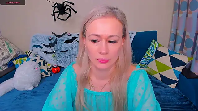 Snapshot of EllenMoore chatting on 10-31-25, 03:51 EllenMoore online show from 10-31-25, 03:51