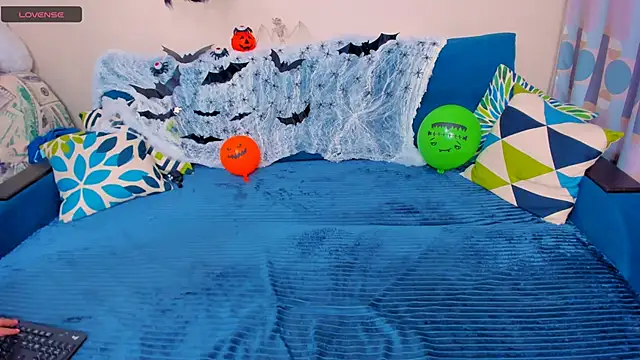 Snapshot of EllenMoore chatting on 11-01-25, 03:08 EllenMoore online show from 11-01-25, 03:08