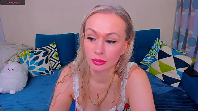 Snapshot of EllenMoore chatting on 11-05-25, 03:06 EllenMoore online show from 11-05-25, 03:06