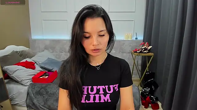 Snapshot of ErikaSoft chatting on 12-28-24, 05:33 ErikaSoft online show from 12-28-24, 05:33