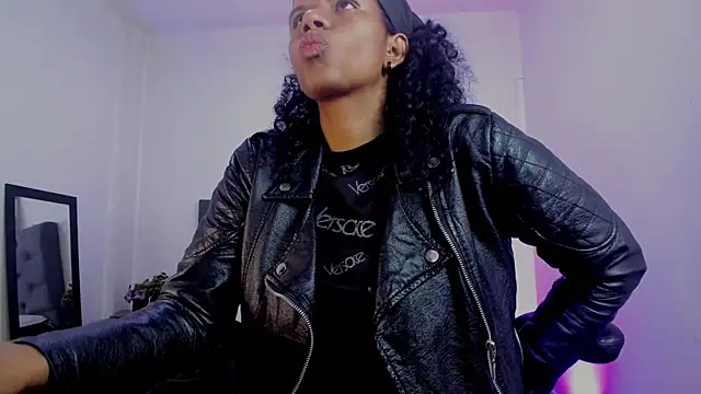 Ellie Alves online show from 11-07-25, 01:22