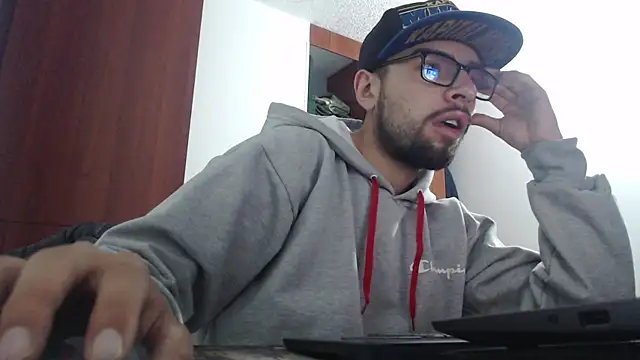 Snapshot of fvckolombianguyy chatting on 02-10-25, 05:03 fvckolombianguyy online show from 02-10-25, 05:03