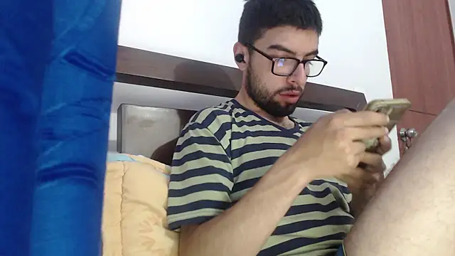 Snapshot of fvckolombianguyy chatting on 02-13-25, 12:54 fvckolombianguyy online show from 02-13-25, 12:54