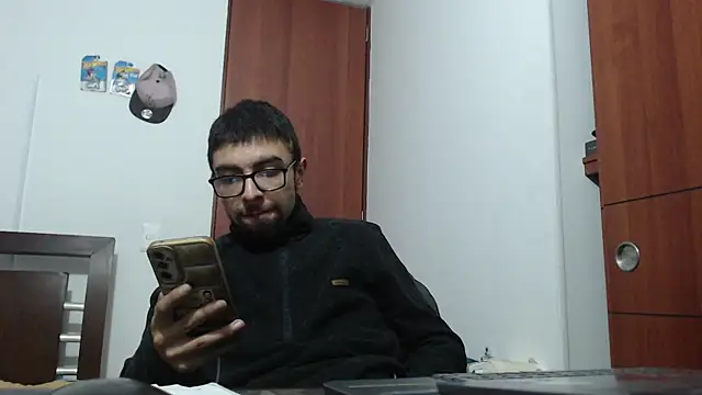 Snapshot of fvckolombianguyy chatting on 02-21-25, 04:18 fvckolombianguyy online show from 02-21-25, 04:18