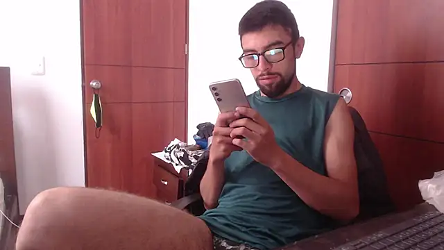 Snapshot of fvckolombianguyy chatting on 02-24-25, 06:04 fvckolombianguyy online show from 02-24-25, 06:04