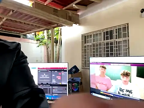 Snapshot of simon_and_david chatting on 10-11-25, 08:29 simon and david online show from 10-11-25, 08:29