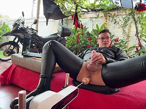 Snapshot of simon_and_david chatting on 11-04-25, 07:35 simon and david online show from 11-04-25, 07:35