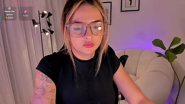 Snapshot of AmyWood chatting on 02-10-26, 08:02 AmyWood online show from 02-10-26, 08:02