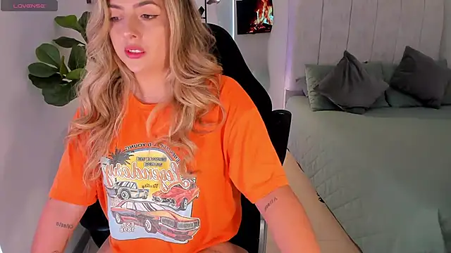 Snapshot of AmyWood chatting on 02-25-26, 06:39 AmyWood online show from 02-25-26, 06:39