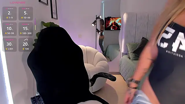 Snapshot of AmyWood chatting on 03-04-26, 06:47 AmyWood online show from 03-04-26, 06:47