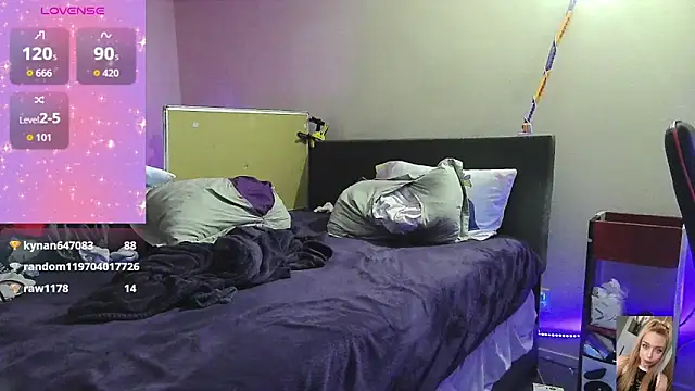 Snapshot of Blondiewithanass chatting on 10-18-25, 02:03 Blondiewithanass online show from 10-18-25, 02:03