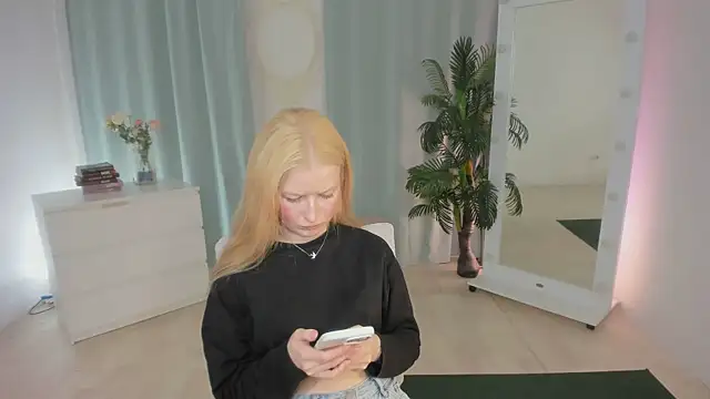 Snapshot of Laly_Peach chatting on 06-16-26, 11:57 Laly Peach online show from 06-16-26, 11:57