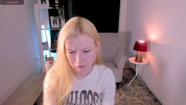 Snapshot of Laly_Peach chatting on 07-18-26, 08:18 Laly Peach online show from 07-18-26, 08:18