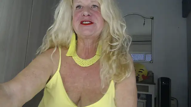 Snapshot of THESensualhorny chatting on 02-18-25, 12:39 THESensualhorny online show from 02-18-25, 12:39