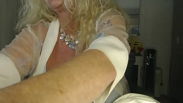 Snapshot of THESensualhorny chatting on 03-04-25, 12:44 THESensualhorny online show from 03-04-25, 12:44